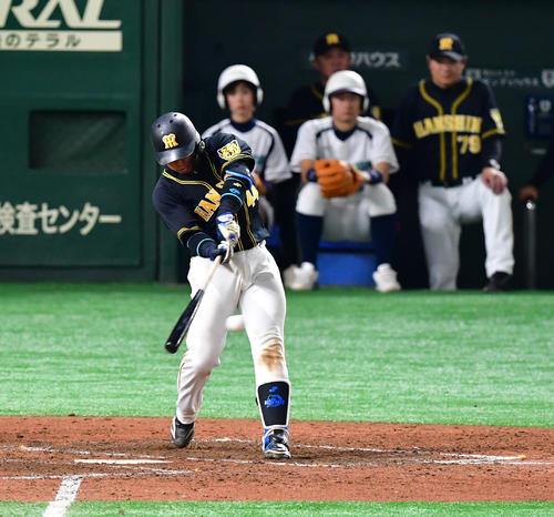 巨人対阪神　5回表阪神1死満塁、左前適時打を放つ梅野（撮影・清水貴仁）
