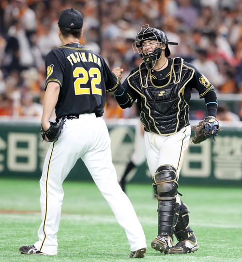 巨人対阪神　巨人に勝利し藤川（左）とタッチする梅野（撮影・加藤哉）
