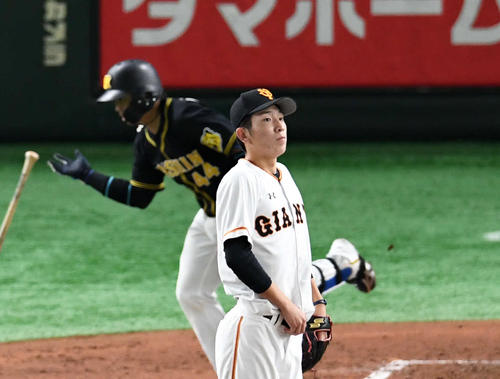 3回表阪神無死、戸郷は梅野に左越えソロ本塁打を許す（撮影・山崎安昭）