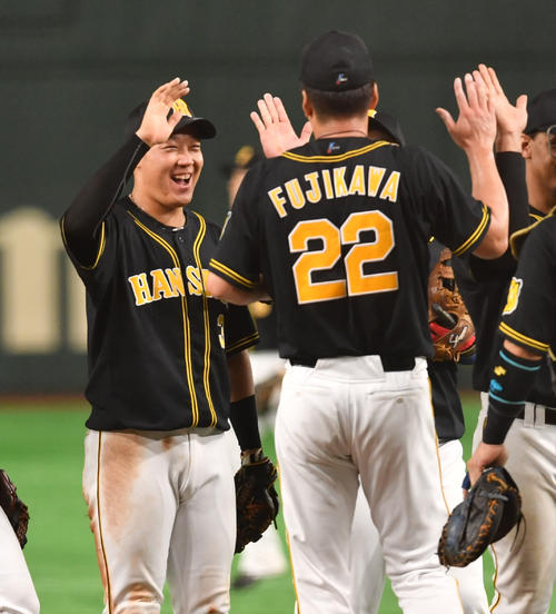 巨人対阪神　大山（左）は藤川とハイタッチする（撮影・柴田隆二）