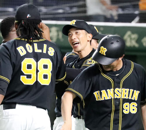 巨人に勝利しナインを笑顔で出迎える矢野監督（撮影・加藤哉）