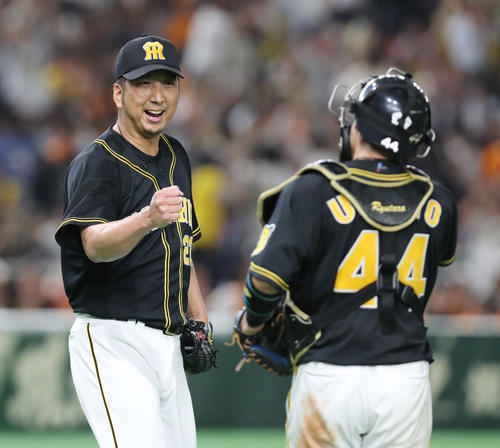 巨人対阪神　巨人に勝利しタッチを交わす阪神藤川球児（左）と梅野（撮影・垰建太）