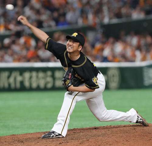 巨人対阪神　8回裏、阪神6番手で登板し力投する藤川（撮影・垰建太）
