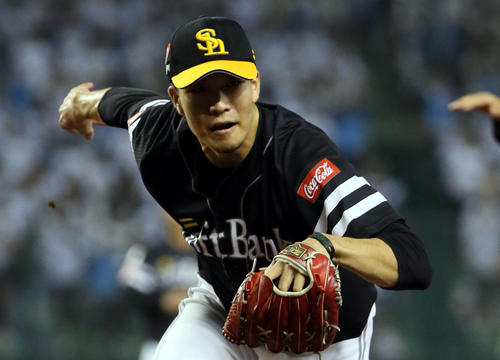 西武対ソフトバンク　8回裏西武2死、源田の一塁内野安打でそれた球を捕球に向かう千賀（撮影・栗木一考）
