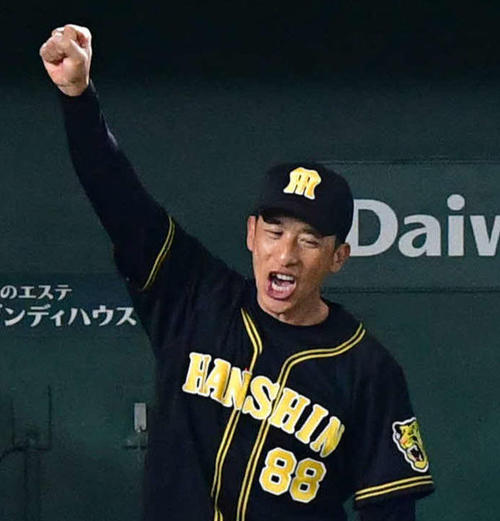 巨人対阪神　9回表阪神無死、大山の本塁打に矢野監督は歓喜のガッツポーズ（撮影・清水貴仁）