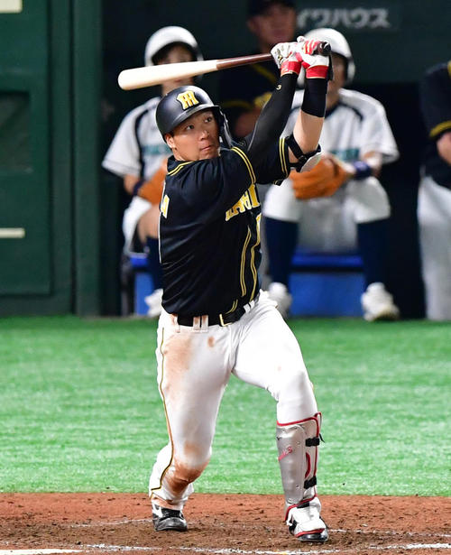 巨人対阪神　9回表阪神無死、右中間へ勝ち越し本塁打を放つ大山（撮影・清水貴仁）