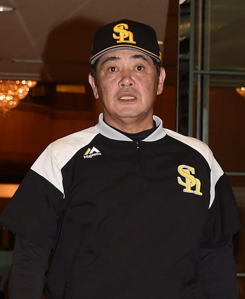 投手練習を視察するため宿舎を出発する工藤公康監督（撮影・今浪浩三）