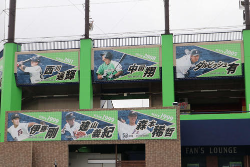 日本ハムの2軍本拠地、千葉・鎌ケ谷スタジアム外壁に掲出されているOB、現役選手たちがデザインされたバナー（撮影・山崎純一）