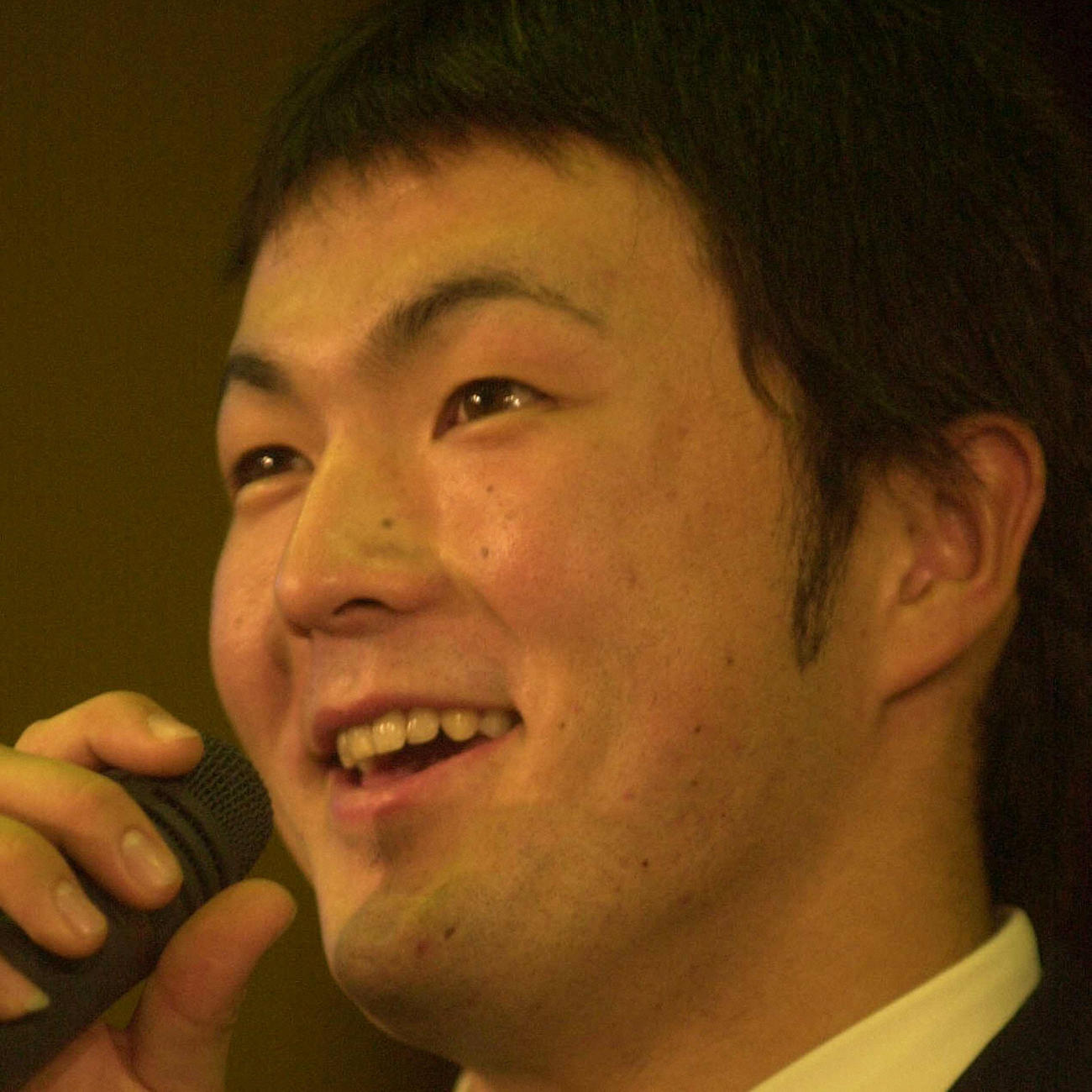 ドラフト後、行われた会見で時折、笑顔を見せるダイエー１巡目指名の寺原隼人（2001年11月19日撮影）
