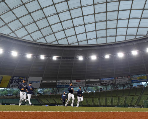メットライフドームで練習を行った西武の投手陣。左から松本、今井、本田、ニール（撮影・たえ見朱実）