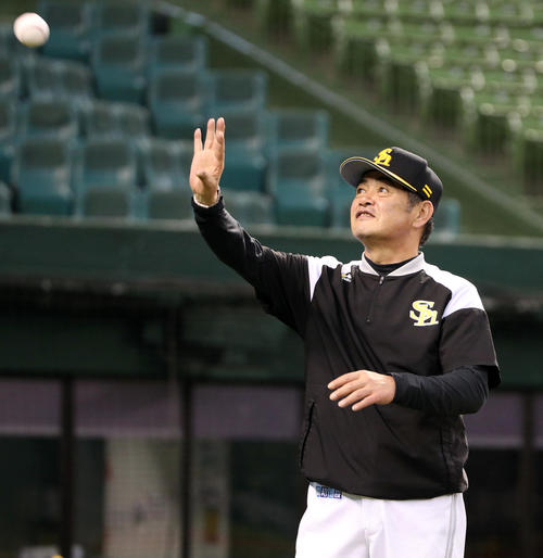練習中、ボールを受け取る工藤監督（撮影・栗木一考）