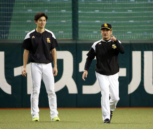 高橋礼（左）を指導する工藤監督（撮影・栗木一考）