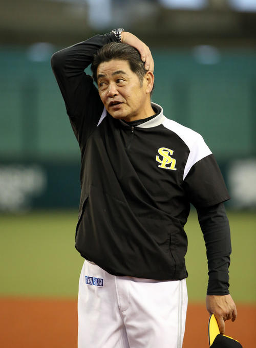 練習を見る工藤監督（撮影・栗木一考）