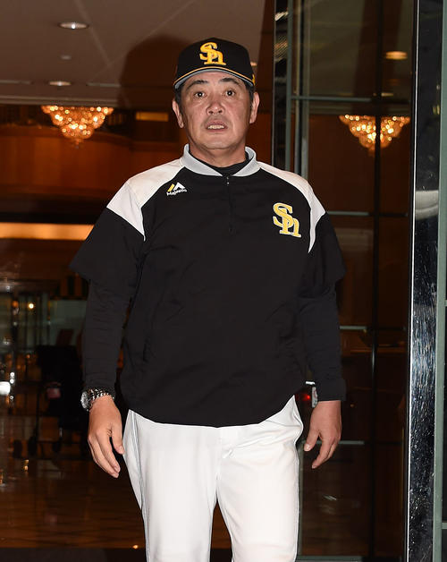 投手練習を視察するため宿舎を出発する工藤監督（撮影・今浪浩三）