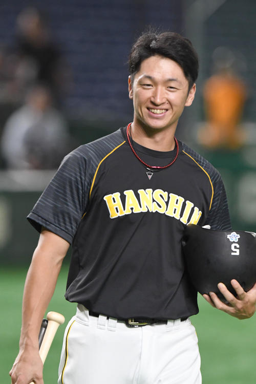 笑顔を見せる近本（2019年10月11日撮影）