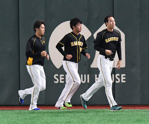 外野でランニングをする左から西、高橋遥、青柳（2019年10月11日撮影）