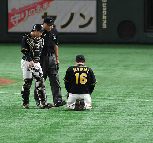 巨人対阪神　6回裏巨人2死三塁、丸にセーフティースクイズを決められて座り込む西。左は梅野（撮影・山崎安昭）