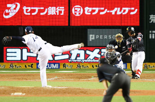 西武対ソフトバンク　9回表ソフトバンク1死一塁、この日3本目となる左越え2点本塁打を放つ今宮（撮影・足立雅史）