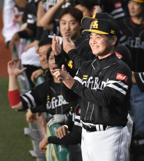 西武対ソフトバンク　6回表ソフトバンク1死二塁、今宮健太の2本目の本塁打を笑顔で出迎える工藤公康監督（撮影・今浪浩三）