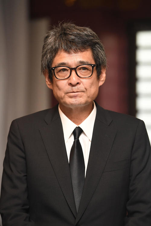 金田正一氏の告別式を終え、記者の質問に答える喪主の金田賢一氏（撮影・加藤諒）