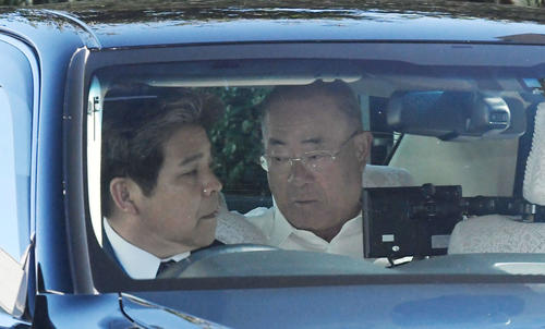 金田正一氏の告別式会場から出る張本勲氏（右）（撮影・加藤諒）
