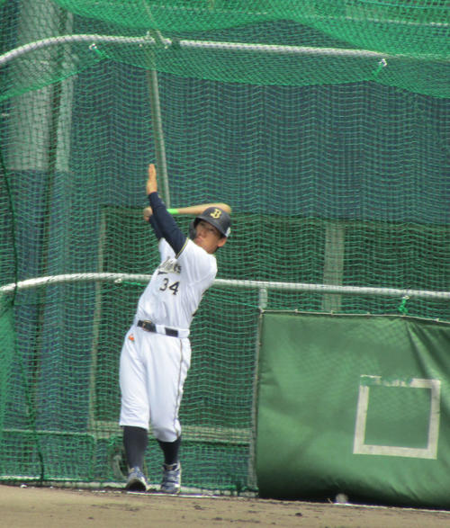 ランチ特打で鋭い打球を飛ばすオリックス吉田正（撮影・高垣誠）