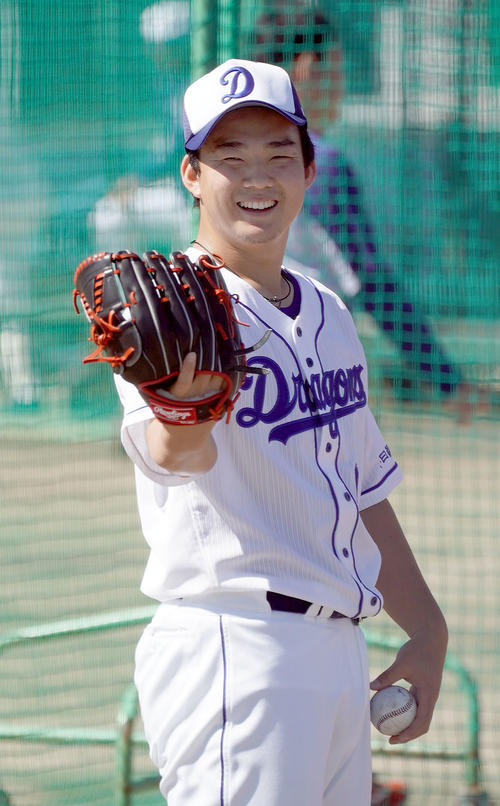 中日秋季練習　シート打撃に登板前、ブルペンで明るい表情で調整する小笠原（撮影・森本幸一）