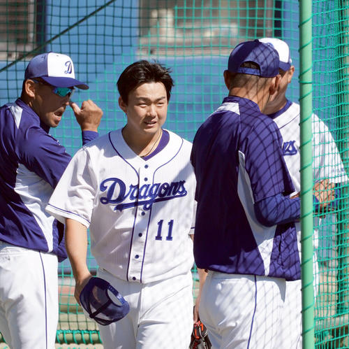 中日秋季練習　シート打撃登板を終え門倉健2軍投手コーチらにあいさつをする小笠原（撮影・森本幸一）
