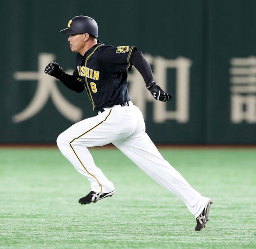 巨人対阪神　1回表阪神2死一塁、一走福留は打者マルテのとき二塁盗塁を決める（撮影・加藤哉）