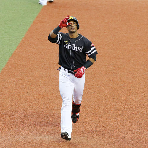 西武対ソフトバンク　4回表ソフトバンク無死、左越え本塁打を放ち生還するグラシアル（撮影・井上学）