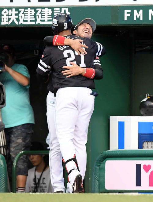 西武対ソフトバンク　4回表ソフトバンク無死、ソロ本塁打を放ったグラシアルと抱き合う高谷（撮影・たえ見朱実）
