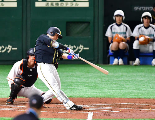 巨人対阪神　2回表阪神1死三塁、左へ先制犠飛を放つ糸原健斗（撮影・清水貴仁）