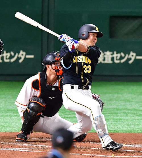 巨人対阪神　2回表阪神1死三塁、左へ先制犠飛を放つ糸原健斗（撮影・清水貴仁）