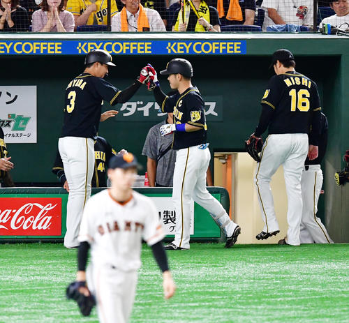 巨人対阪神　2回表阪神1死三塁、先制犠飛を放ち生還した大山悠輔（左）とタッチを交わす糸原健斗（撮影・清水貴仁）