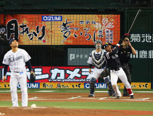 西武対ソフトバンク　6回表ソフトバンク1死二塁、左越え2点本塁打を放つ今宮。投手松本航（撮影・足立雅史）