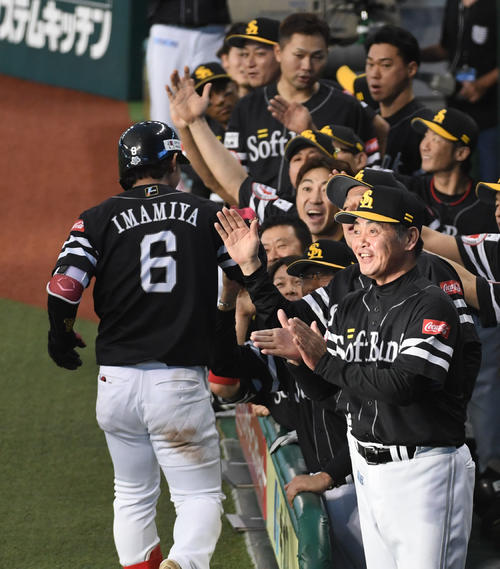 西武対ソフトバンク　6回表ソフトバンク1死二塁、今宮の2本目の本塁打と牧原を笑顔で出迎える工藤監督らナイン（撮影・今浪浩三）
