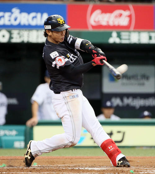 西武対ソフトバンク　3回表ソフトバンク1死、左越えに先制ソロ本塁打を放つ今宮（撮影・栗木一考）