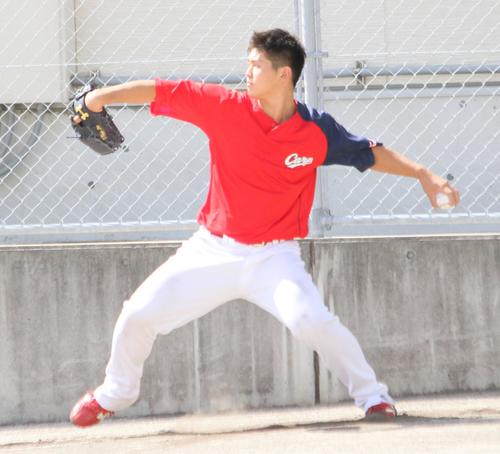大野練習場の屋外ブルペンで投球練習する高橋昂