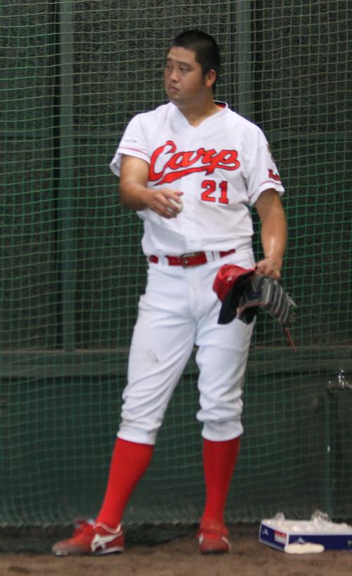 大野練習場のブルペンで投球練習する中崎