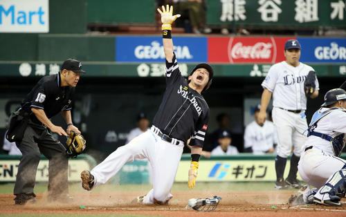 西武対ソフトバンク　4回表ソフトバンク1死一塁、甲斐の二塁打で生還する松田宣（撮影・栗木一考）