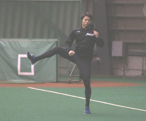 準備運動で体を温める日本ハム中島（撮影・中島宙恵）