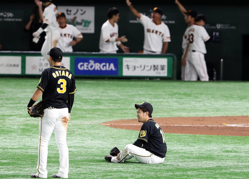 巨人対阪神　6回裏巨人2死三塁、丸に勝ち越しスクイズを決められ、喜ぶ巨人ベンチを背にがっくり座り込む西（撮影・浅見桂子）