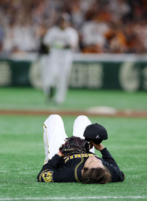 巨人対阪神　　6回裏巨人2死三塁、西は丸の打球を一塁へ送球もセーフとなり失点し、そのままグラウンドへあおむけになる（撮影・加藤哉）