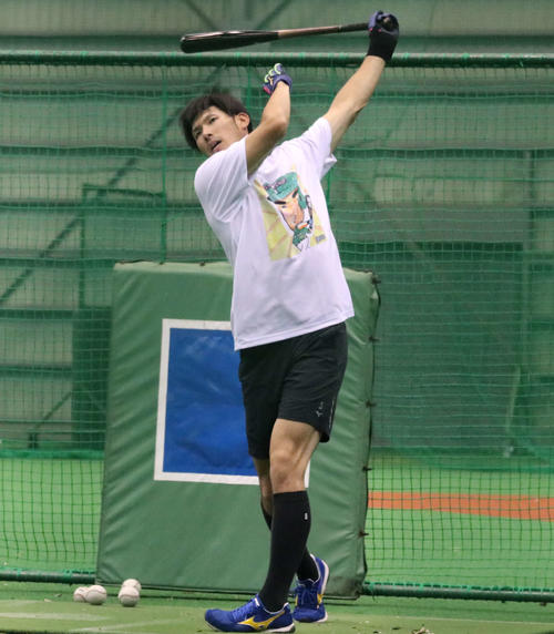 室内練習場で打撃練習する日本ハム大田（撮影・山崎純一）
