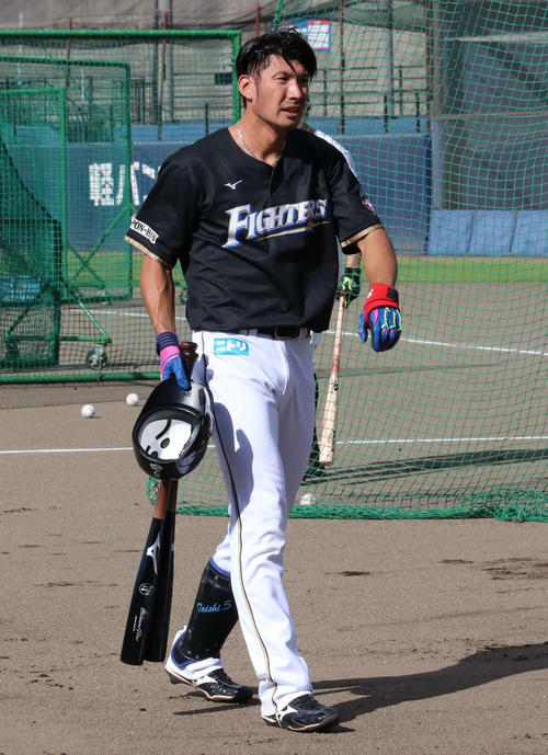 フリー打撃を終え、引き揚げる日本ハム大田（撮影・山崎純一）