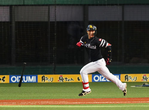 西武対ソフトバンク　6回表ソフトバンク1死二塁、今宮は左越え2点本塁打を放ちバットを放り投げる（撮影・足立雅史）