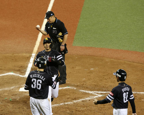 西武対ソフトバンク　9回表ソフトバンク1死一塁、左越え2点本塁打を放ち生還する今宮（中央）（撮影・井上学）