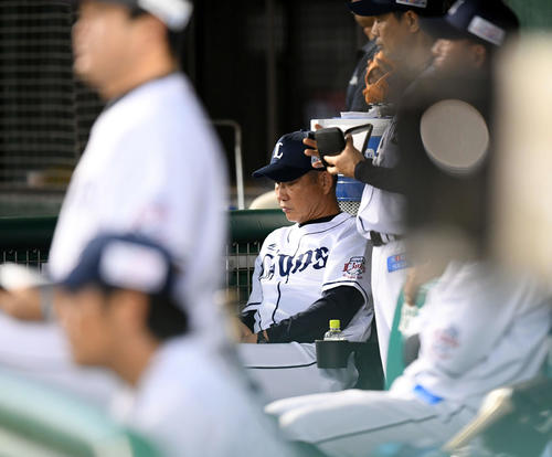 西武対ソフトバンク　7回表、ソフトバンクに7－3とされうつむく西武辻発彦監督（撮影・たえ見朱実）