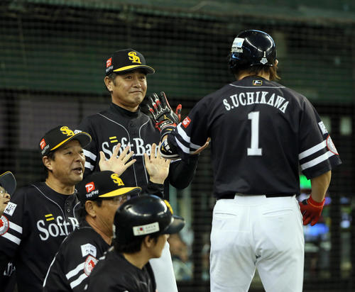 西武対ソフトバンク　7回表ソフトバンク無死二塁、内川聖一は一塁前に送りバントを決め工藤公康監督（左）の出迎えを受ける（撮影・栗木一考）