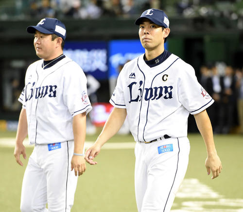 西武対ソフトバンク　ソフトバンクに4連敗し厳しい表樹を見せる西武秋山（撮影・たえ見朱実）